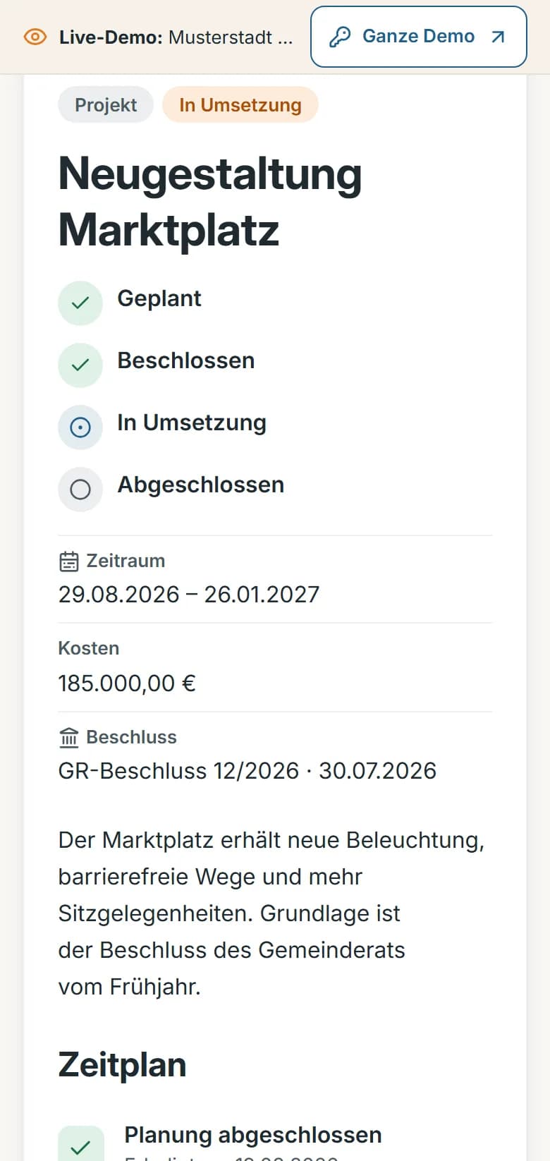 Projekt „Neugestaltung Marktplatz“ in der Demo-Gemeinde Musterstadt: Kennzeichnungen „Projekt“ und „In Umsetzung“, Stationen Geplant, Beschlossen, In Umsetzung, Abgeschlossen, Zeitraum, Kosten 185.000,00 €, Beschluss „GR-Beschluss 12/2026“ und der Anfang der Beschreibung
