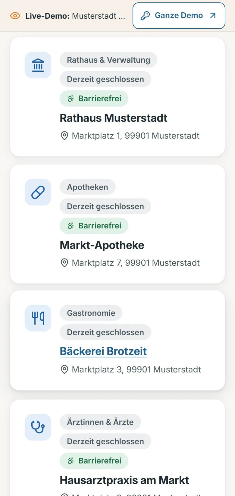 Ortsverzeichnis von Musterstadt mit Rathaus, Markt-Apotheke, Bäckerei Brotzeit und Hausarztpraxis, jeweils mit Kategorie, Öffnungsstand, Barrierefrei-Hinweis und Adresse