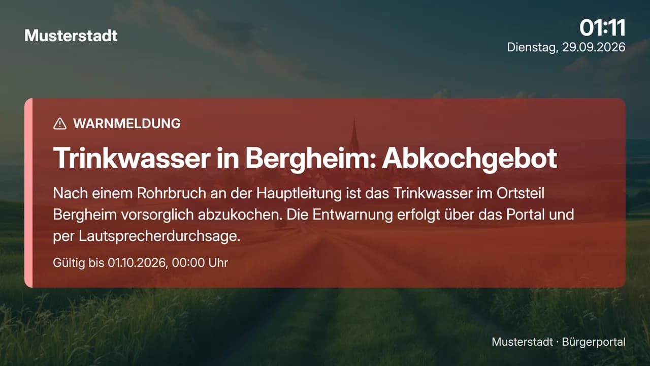 Schaukasten von Musterstadt im Querformat mit Uhrzeit, Datum und der Warnmeldung Trinkwasser in Bergheim: Abkochgebot